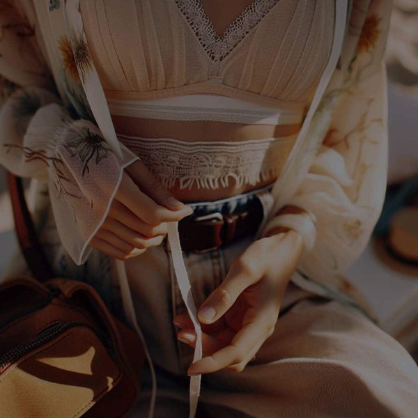 Quels conseils pour adopter une bretelle de soutien-gorge apparente avec tact dans une tenue d'été ?